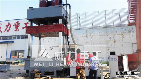 500噸四柱油壓機(jī)機(jī)加工現(xiàn)場